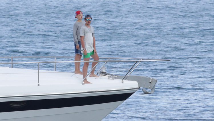 Miguel Urdangarín y Froilán navegando durante sus vacaciones en Palma de Mallorca