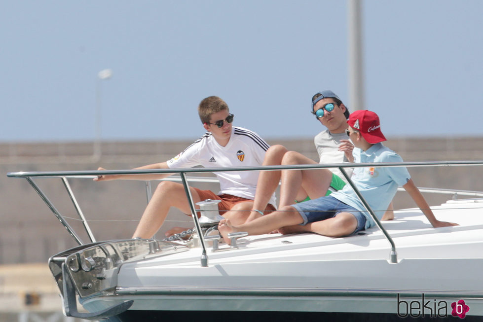 Juan y Miguel Urdangarín con Froilán navegando en aguas de Palma de Mallorca