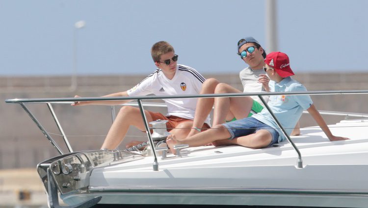 Juan y Miguel Urdangarín con Froilán navegando en aguas de Palma de Mallorca