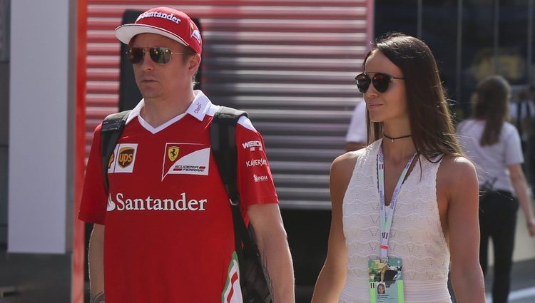 Kimi Raikkonen y su mujer Minttu Virtanen de la mano