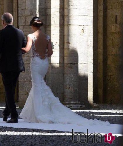 Minttu Virtanen entrando en la iglesia