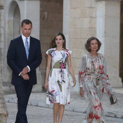 Los Reyes Felipe y Letizia y la Reina Sofía en la recepción a las autoridades de Mallorca