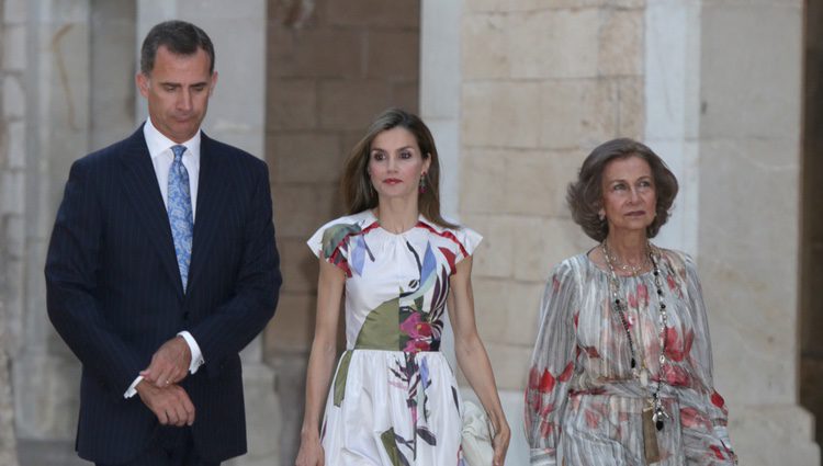 Los Reyes Felipe y Letizia y la Reina Sofía en la recepción a las autoridades de Mallorca