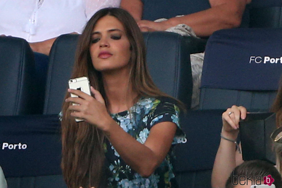 Sara Carbonero consultando su móvil en el Estadio do Dragao