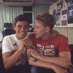 Tom Daley junto a su prometido y la medalla