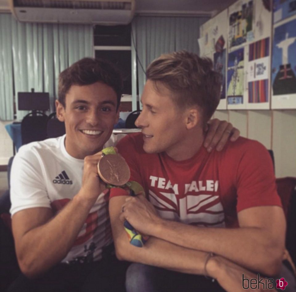 Tom Daley junto a su prometido y la medalla