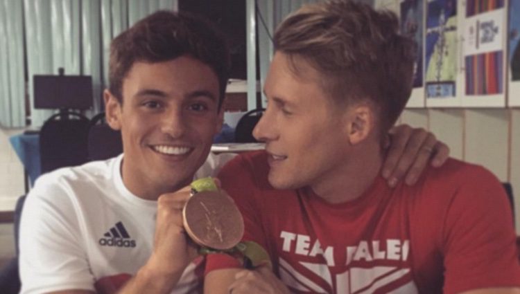 Tom Daley junto a su prometido y la medalla