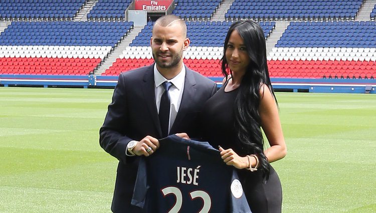 Jesé Rodríguez con su novia Aura Ruiz en su presentación como jugador del PSG