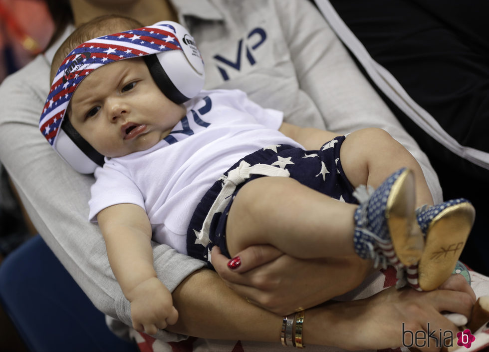 Boomer Phelps con protección en los oídos