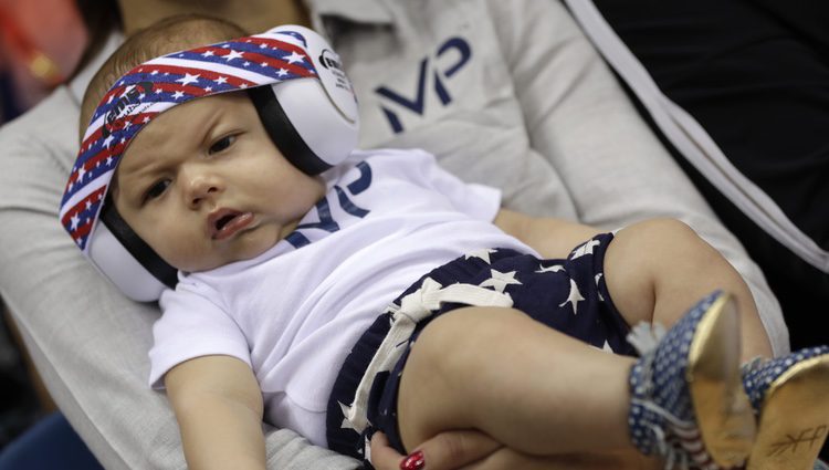 Boomer Phelps con protección en los oídos