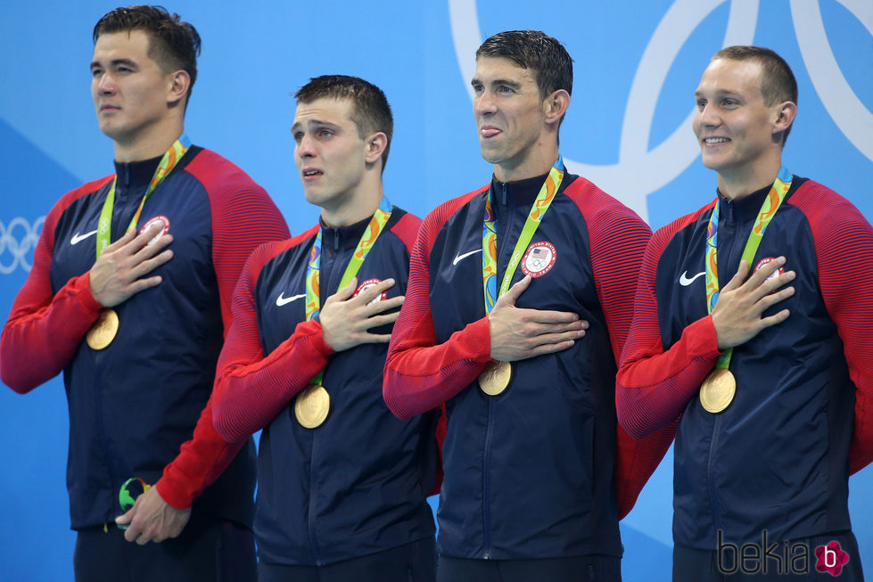 El equipo de natación de Estados Unidos tras ganar el Oro en los 400 metros libres en Rio 2016