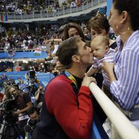 Michael Phelps celebra que ha ganado una nueva medalla de oro junto a su bebé y su mujer