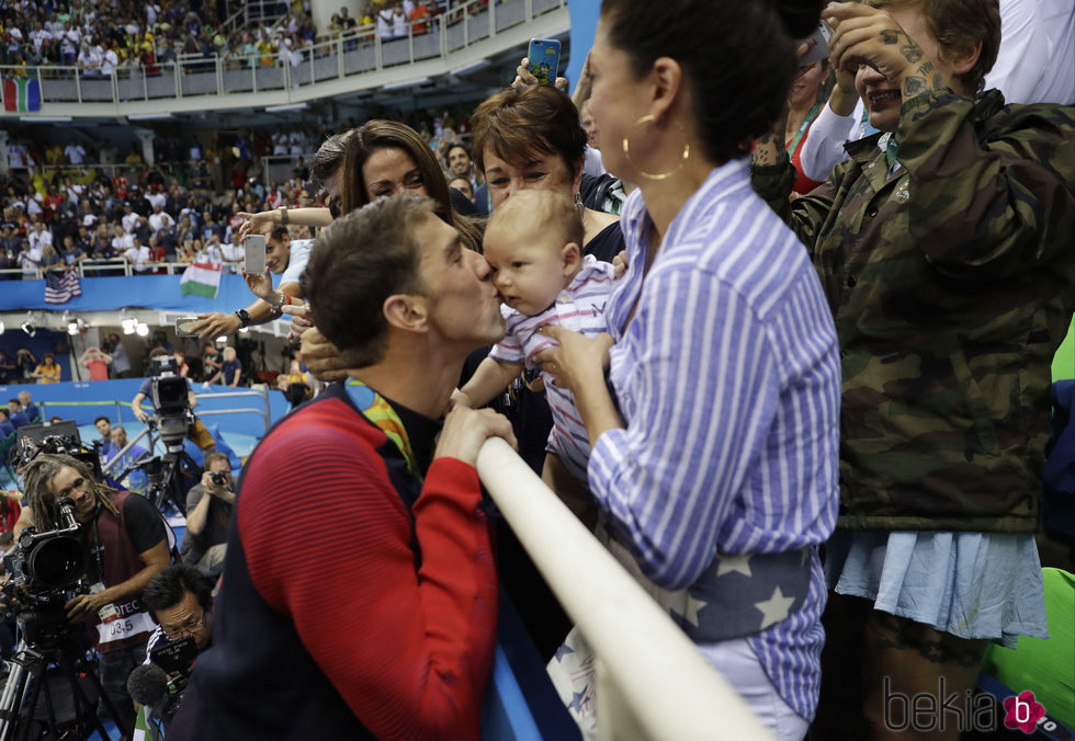 Michael Phelps celebra que ha ganado una nueva medalla de oro junto a su bebé y su mujer