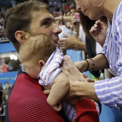 Michael Phelps abrazando a su bebé en lso Juegos Olímpicos de Río 2016.