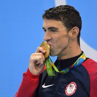 Michael Phelps besando su medalla de oro ganada en los 200 metros mariposa