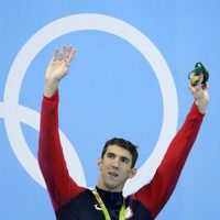 Michael Phelps alzando las manos tras hacerse con una nueva medalla olímpica de oro