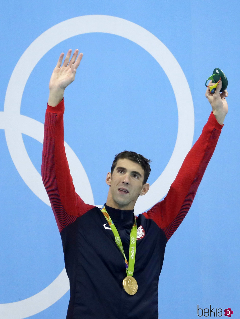 Michael Phelps alzando las manos tras hacerse con una nueva medalla olímpica de oro