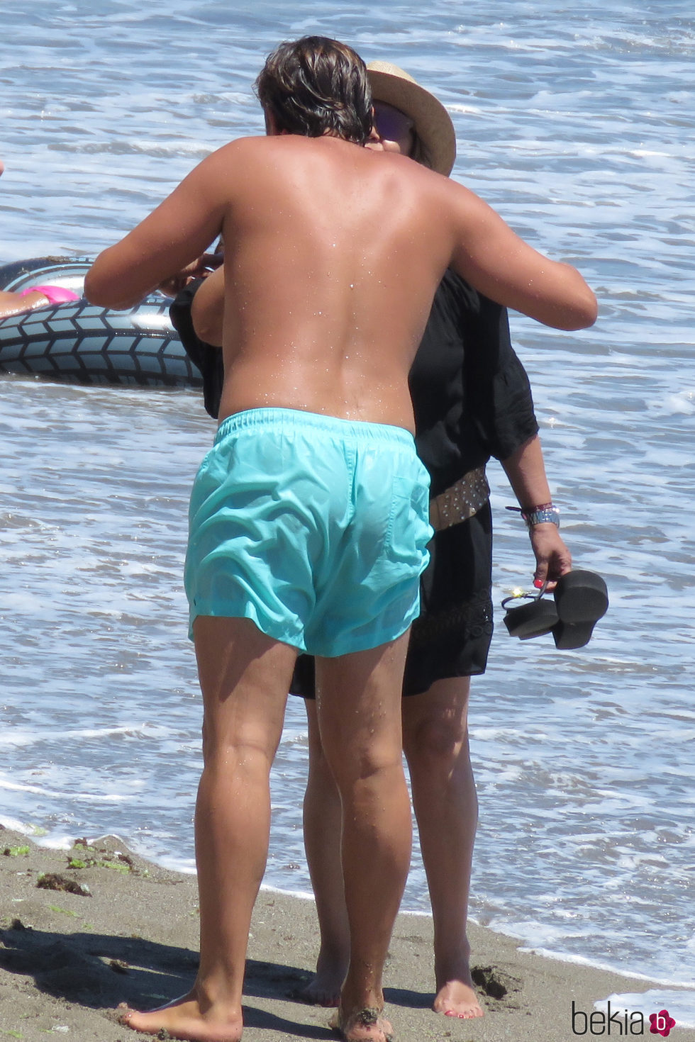 Terelu Campos saludando a Juan Peña en la playas de Marbella