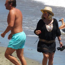 Terelu Campos charlando con Juan Peña en la orilla de una playa de Marbella