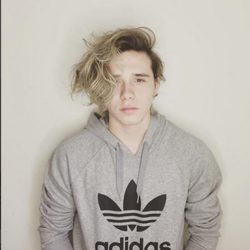 Brooklyn Beckham muestra su cambio de look en Instagram