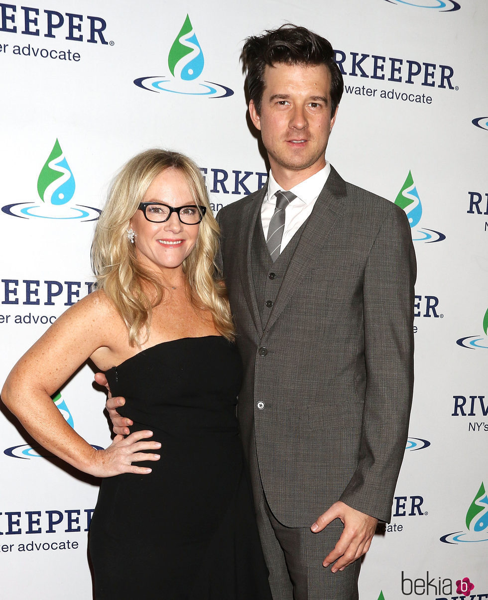 Rachael Harris y Christian Hebel en un evento