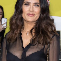 Salma Hayek en la premiere de 'La fiesta de las salchichas' con el cabello ondulado