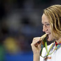 Mireia Belmonte mordiendo la medalla de oro de los 200 metros mariposa en Rio 2016