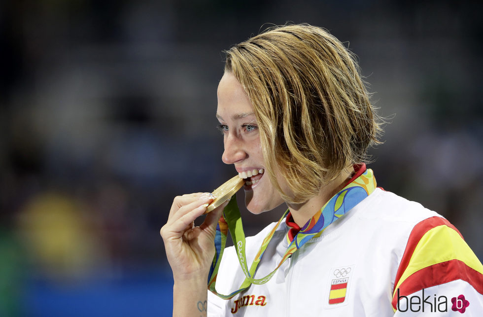 Mireia Belmonte mordiendo la medalla de oro de los 200 metros mariposa en Rio 2016