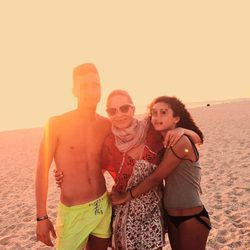 Marta Sánchez en la playa con su hija y su sobrino