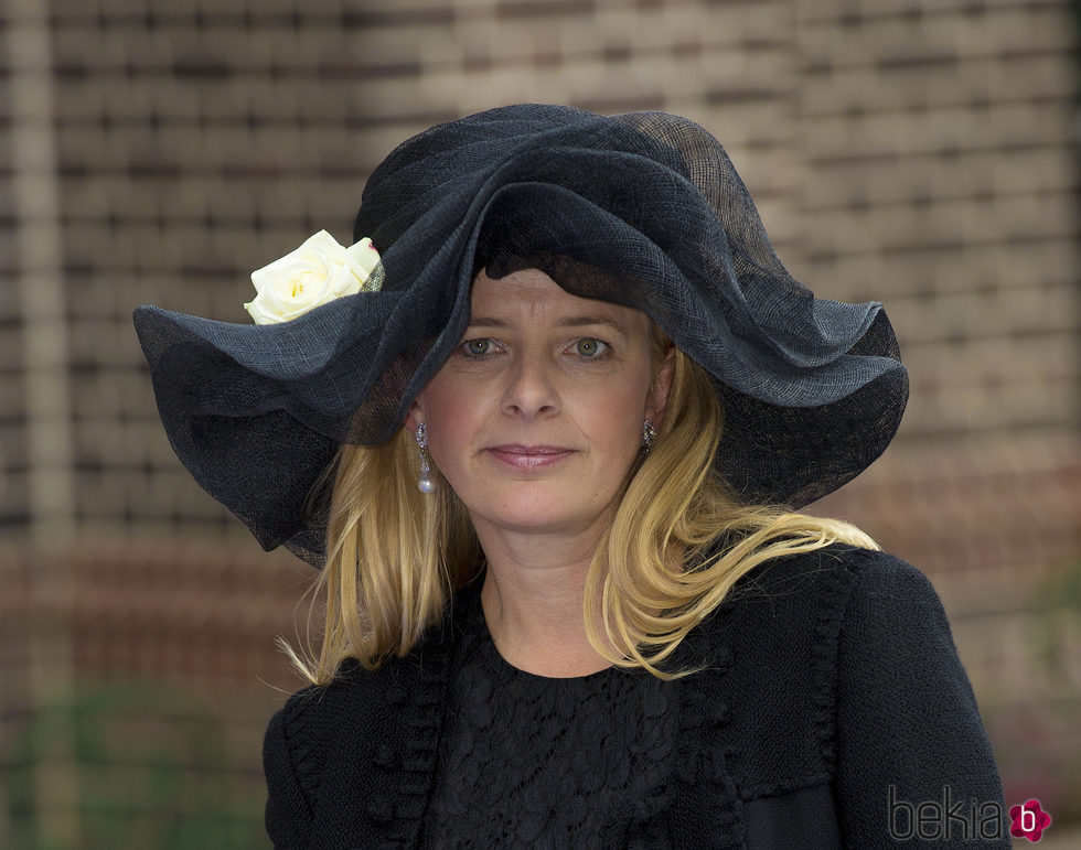 Mabel de Holanda vestida de negro en una boda