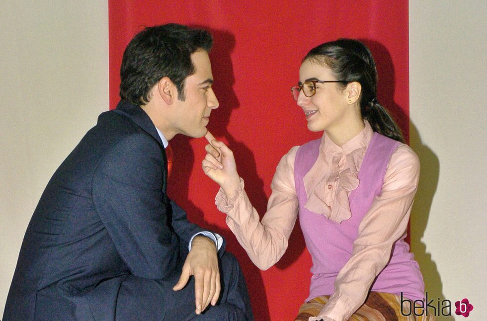 Ruth Nuñez y Alejandro Tous mirándose en la presentación de 'Yo soy Bea'