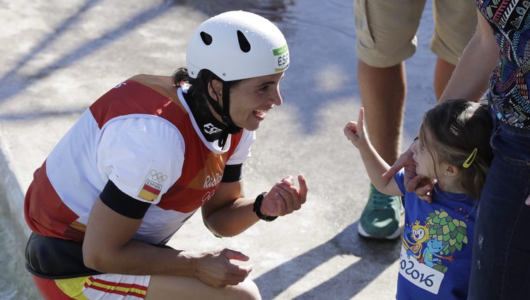 Maialen Chourraut celebra el oro olímpico con su hija