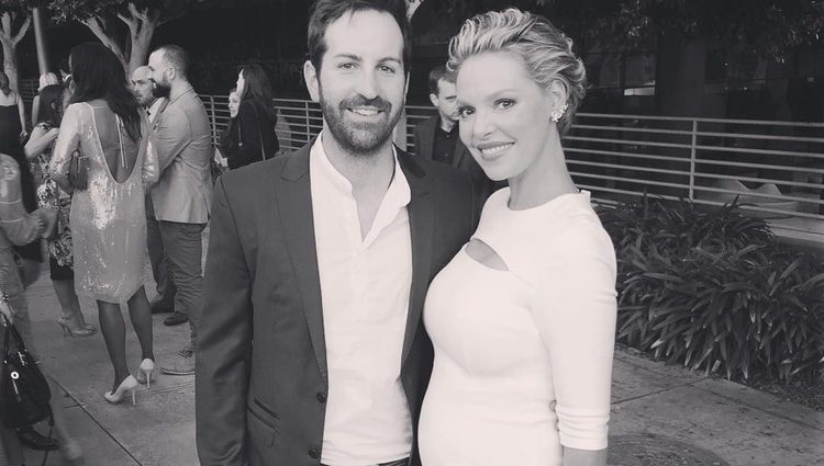 Katherine Heigl y Josh Kelley en una fiesta de la CBS