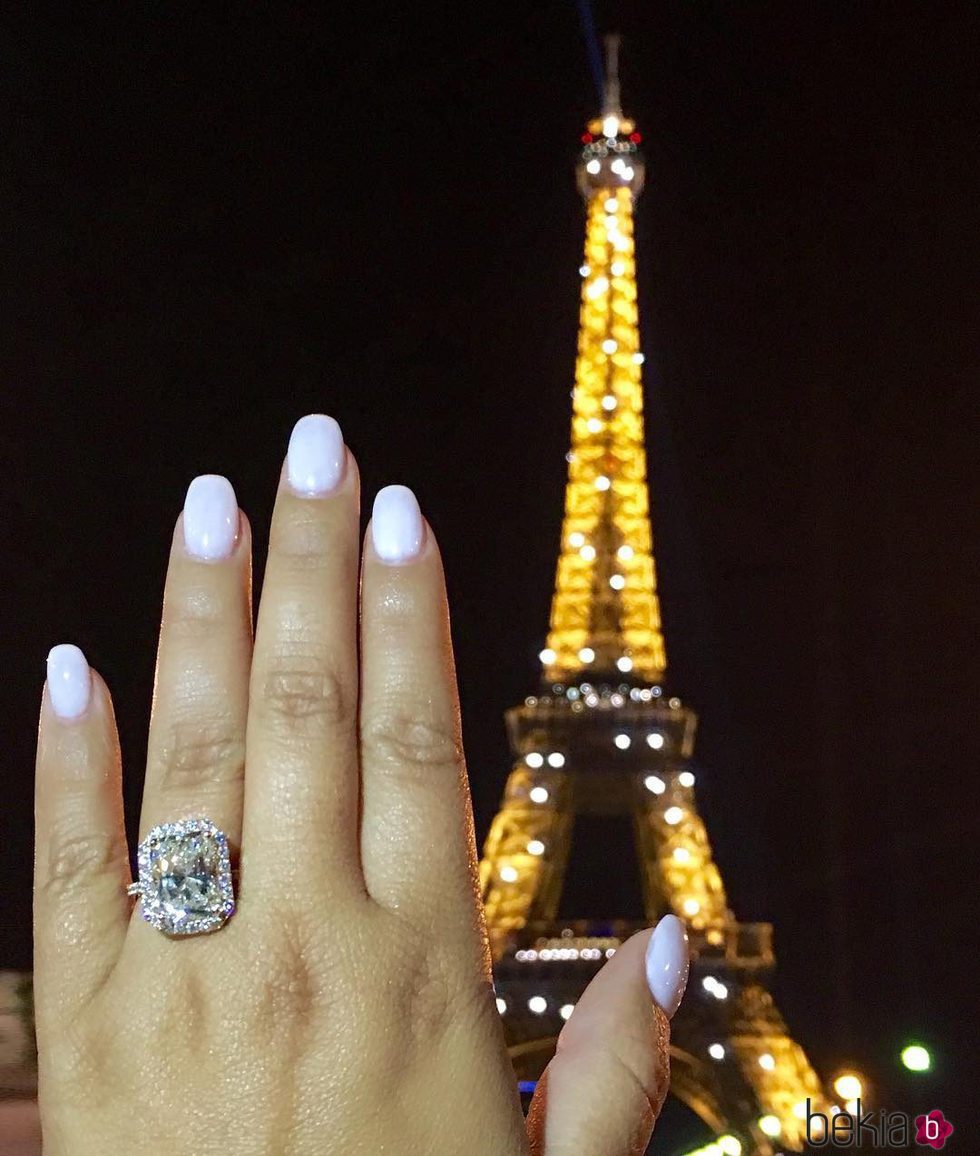 Adrienne Bailon con su anillo de compromido