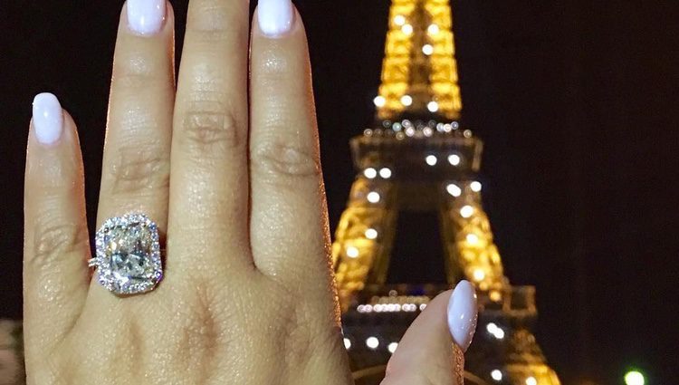 Adrienne Bailon con su anillo de compromido