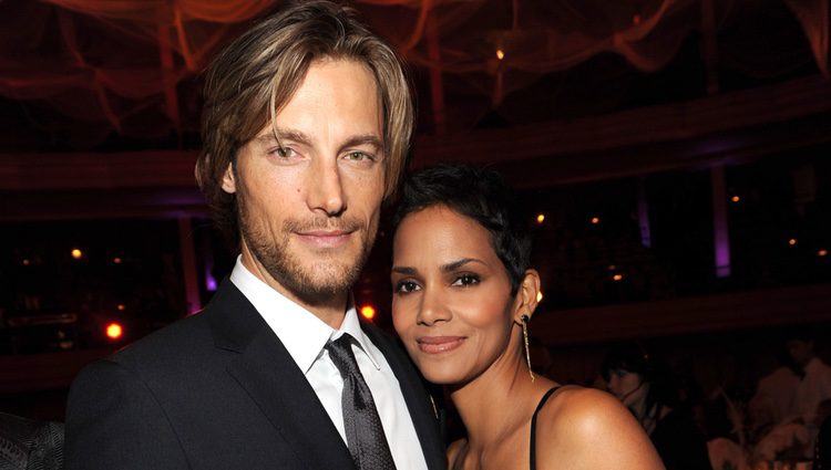 Halle Berry y Gabriel Aubry en el evento Keep A Child Alive's en 2009