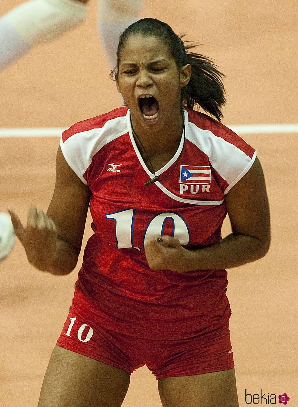 Diana Reyes jugando al voléibol represnetando a Puerto Rico