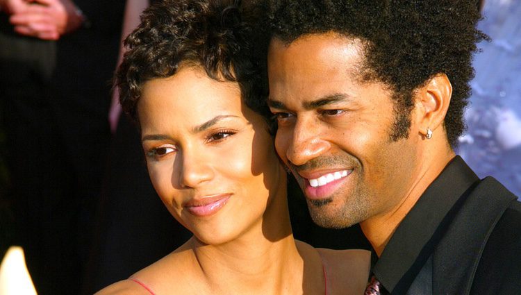 Halle Berry y Eric Benet en unos premios en marzo de 2003