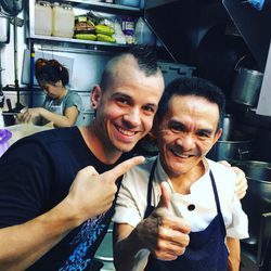 El chef David Muñoz descubriendo la gastronomía de Singapur