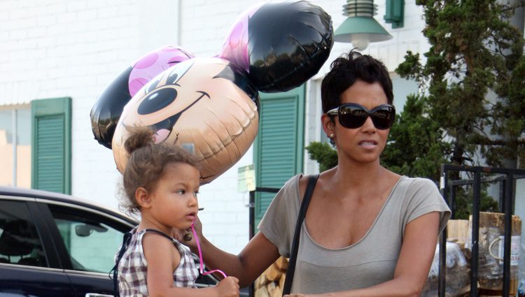 Halle Berry y su hija Nahla de compras