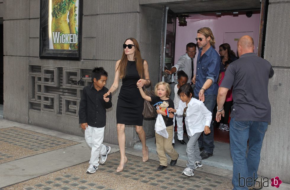 Angelina Jolie y Brad Pitt con cuatro de sus seis hijos