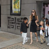 Angelina Jolie y Brad Pitt con cuatro de sus seis hijos