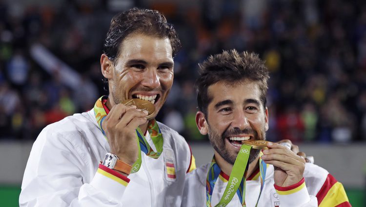 Rafael Nadal y Marc lópez tras ganar un oro olímpico en Río 2016