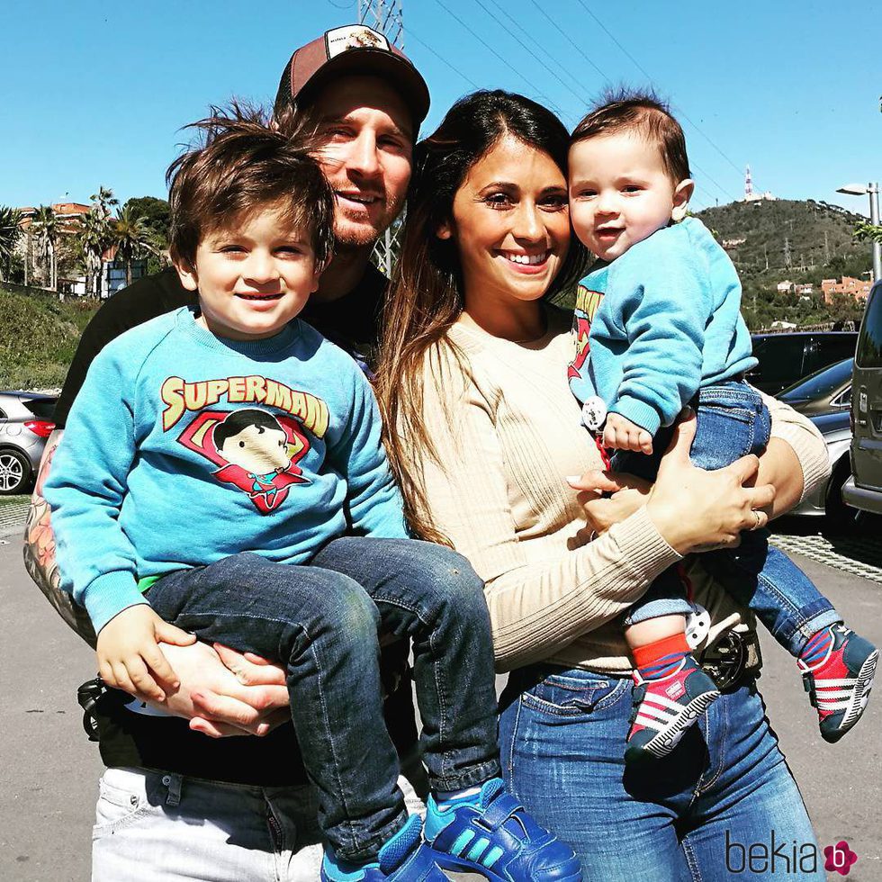 Leo Messi y Antonella Roccouzzo con sus hijos Thiago y Mateo