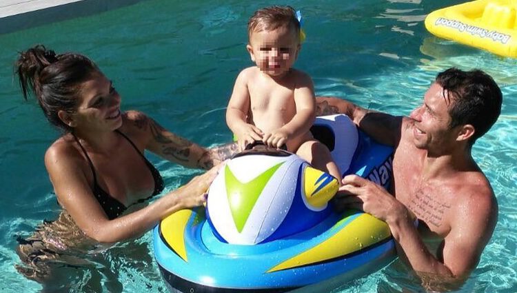 María Hernández y Rubén Castro con el pequeño Rubén en la piscina