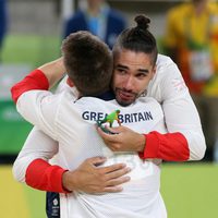 Louis Smith y Max Whitlock dándose un abrazo en Río 2016