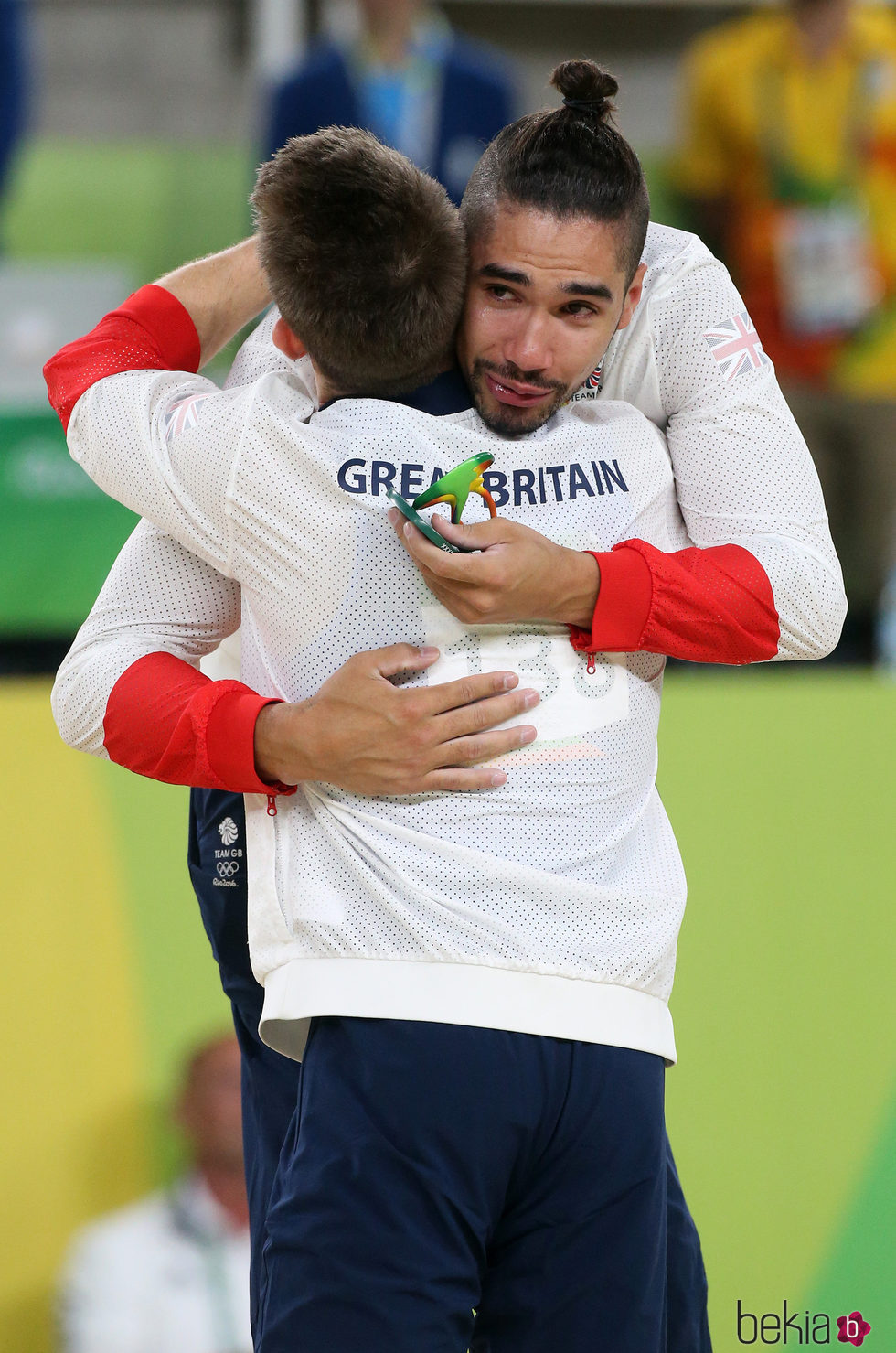 Louis Smith y Max Whitlock dándose un abrazo en Río 2016