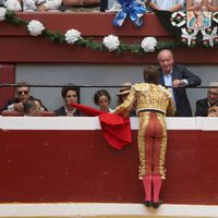 El Juli saluda al Rey Juan Carlos, a la Infanta Elena y a sus hijos en la plaza de toros de San Sebastián