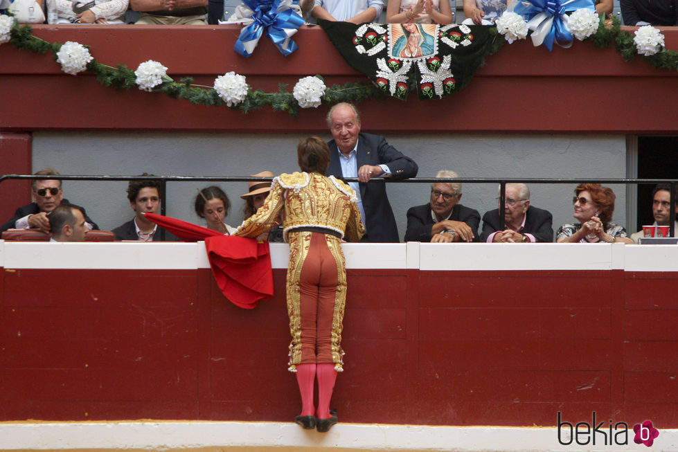 El Juli saluda al Rey Juan Carlos, a la Infanta Elena y a sus hijos en la plaza de toros de San Sebastián