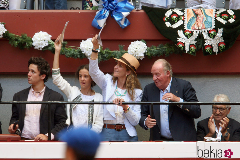 El Rey Juan Carlos, la Infanta Elena, Froilán y Victoria Federica en los toros en Donosti